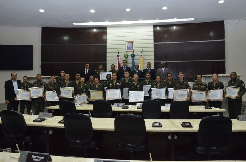 Militares do 18º GAC são homenageados na Câmara