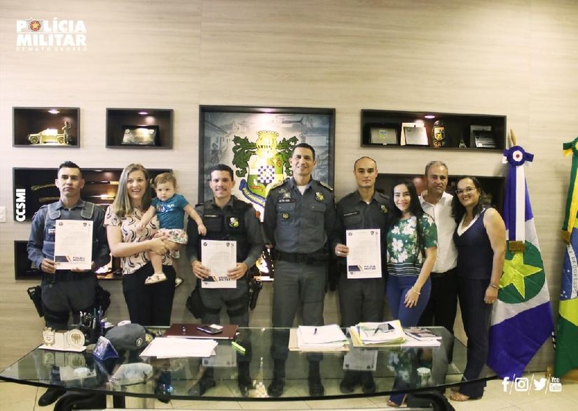 Policiais que salvaram bebê que se engasgou com chá de alecrim recebem homenagem
