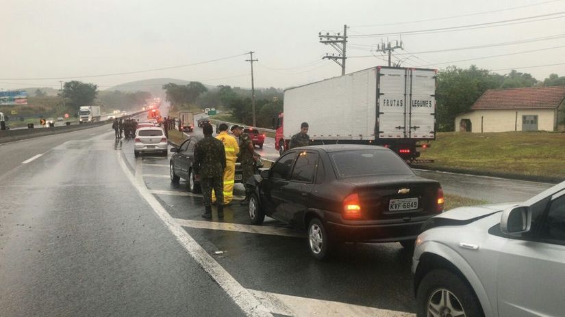 Aumento do fluxo de automóveis nas estradas no fim de ano oferece riscos de acidentes