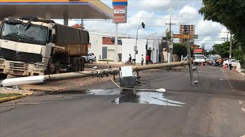 Carreta desgovernada derruba postes de energia em Rondonópolis