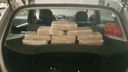 Traficantes são presos com 9 tabletes de cocaína em estacionamento de shopping