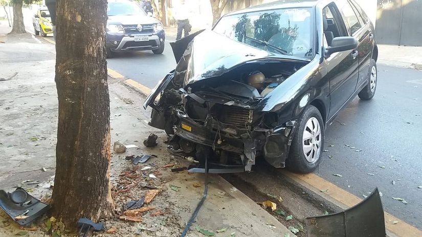 Motorista perde controle de carro, bate em arvore e acaba morrendo após recusar atendimento médico 