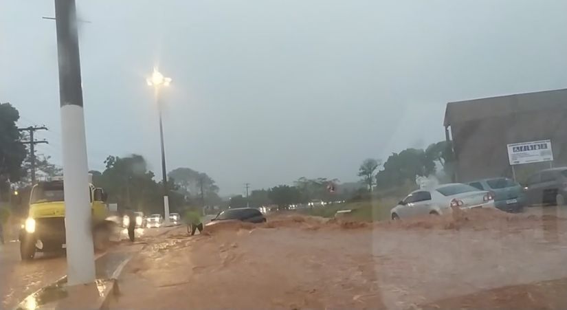 [Vídeo] Motorista quase é levado por enxurrada durante chuva forte em Rondonópolis
