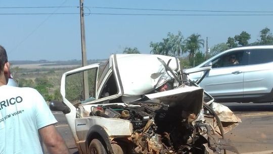 Empresário morre em colisão entre carro e carreta na MT-130