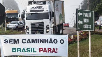 Caminhoneiros retiram veículos da faixa de rolamento em pontos de manifestação no MT
