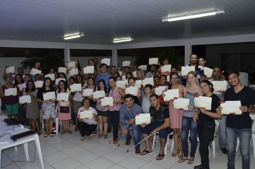 Thiago Silva entrega certificados a formandos da FUG na Vila Operária