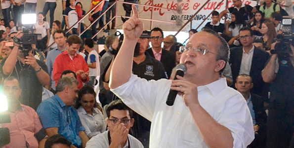 Um a um, Taques rebate motivos de protestos durante lançamento da Unemat Rondonópolis