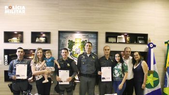 Policiais que salvaram bebê que se engasgou com chá de alecrim recebem homenagem