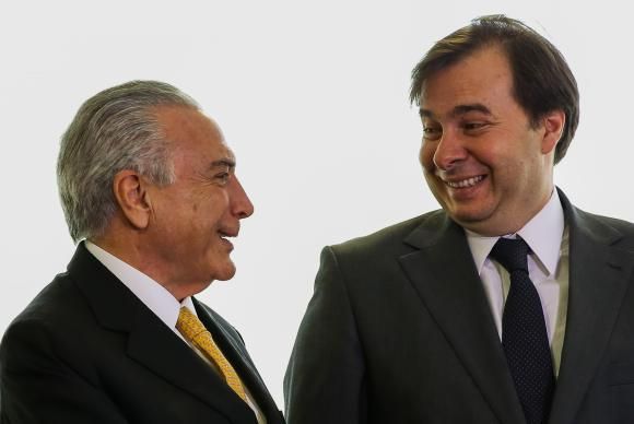 Maia admite dificuldade em obter votos para aprovação e não marca data