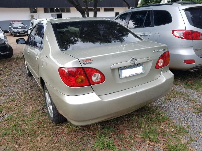 Suspeitos são flagrados com simulacro de pistola e veículo roubado