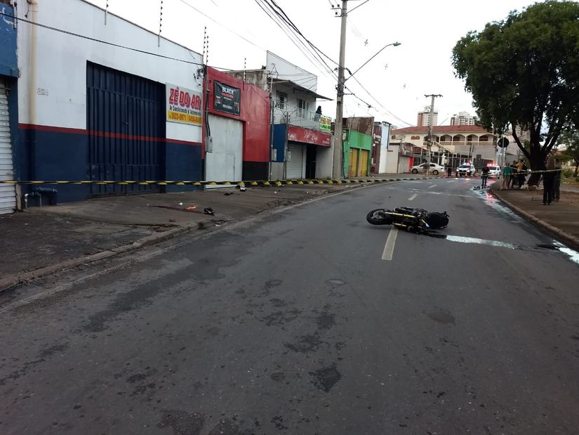 Motociclista perde controle da direção em fuga, bate em poste e garupa morre 