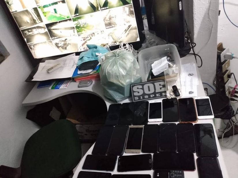 Agentes apreendem celulares, carregadores, som e churrasqueira em cela do CRC