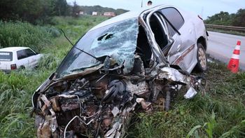 Duas pessoas ficam feridas em acidente envolvendo carro e carreta na BR-163