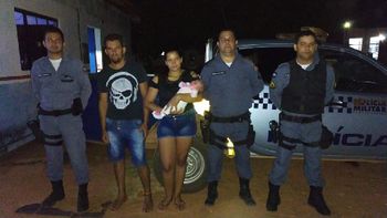 Policiais salvam menina de 23 dias de vida engasgada com leite