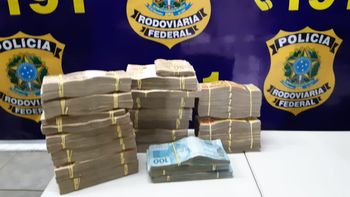 Motorista e passageiro são flagrados pela PRF com R$ 181 mil