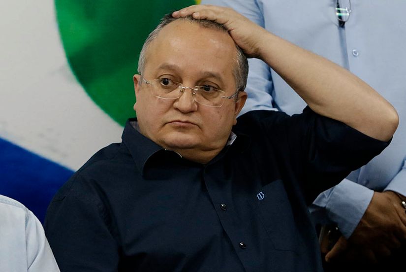 Governador reproduz atos que combatia
