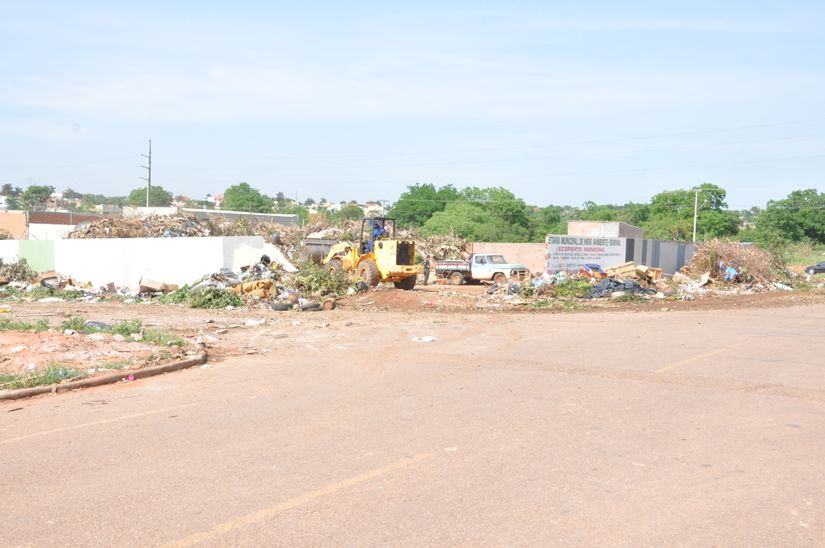 Moradores e comerciantes reclamam de ecoponto próximo à avenida Goiânia