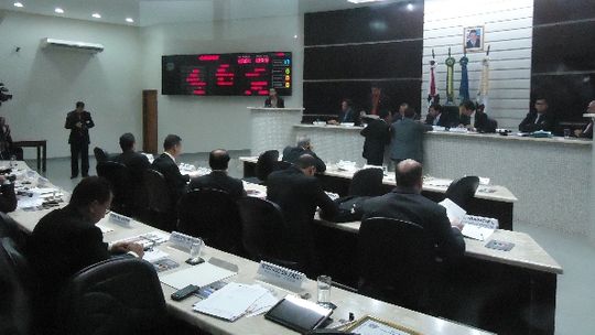 Assunto da verba indenizatória continua...E alguns vereadores continuam atirando no pé