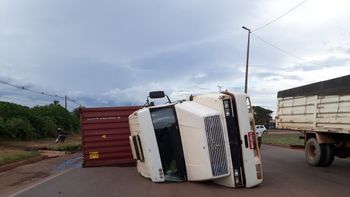Carreta carregada com caroço de algodão tomba em rotatória da BR-163