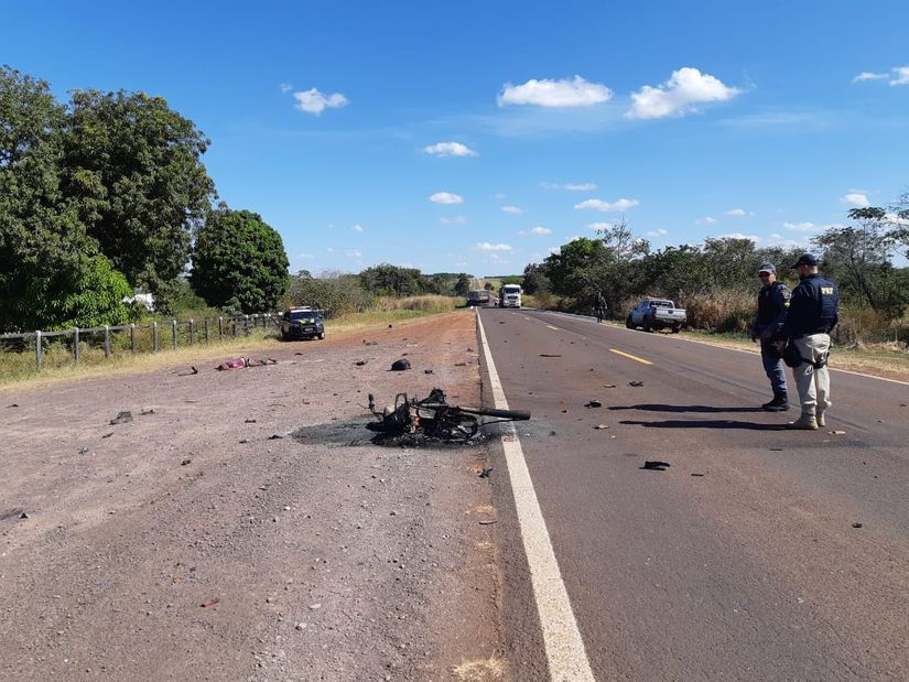 Jovem morre ao bater motocicleta de frente com carreta na BR-158