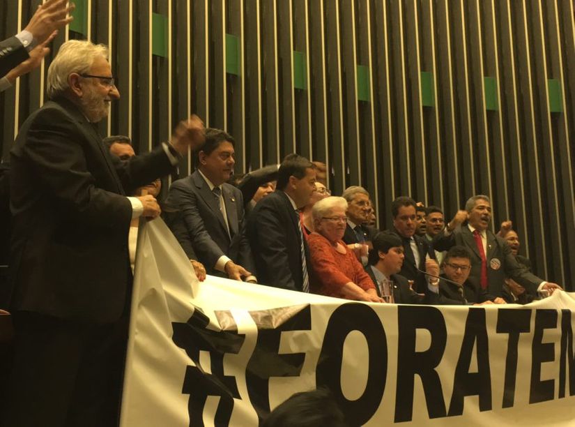 Deputados tentam hoje concluir ou avançar discussão sobre reforma política