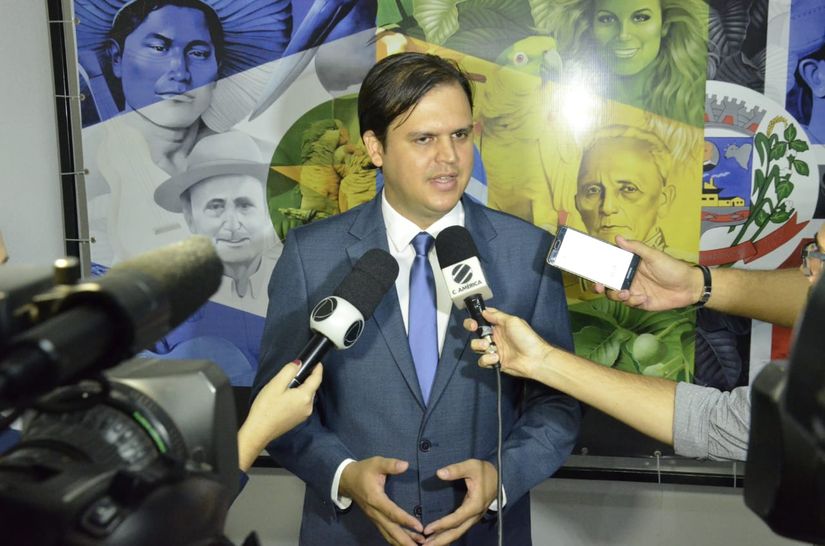 Thiago Silva apresenta projeto de combate a violência contra a mulher