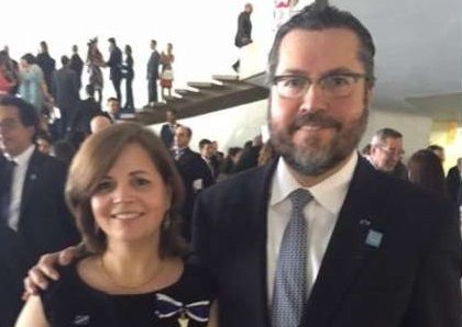Depois de parentes de Bolsonaro, esposa de ministro usa avião da FAB para viajar de férias