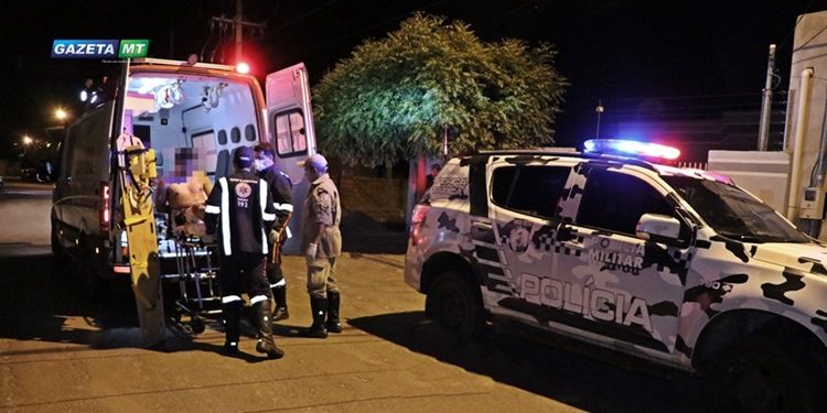 Suspeito embriago importuna vizinhos, aponta arma para PM e é baleado na perna