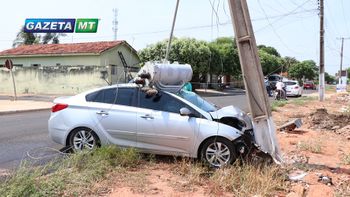 Após desentendimento com companheiro, motorista fica descontrolada e bate veículo em poste