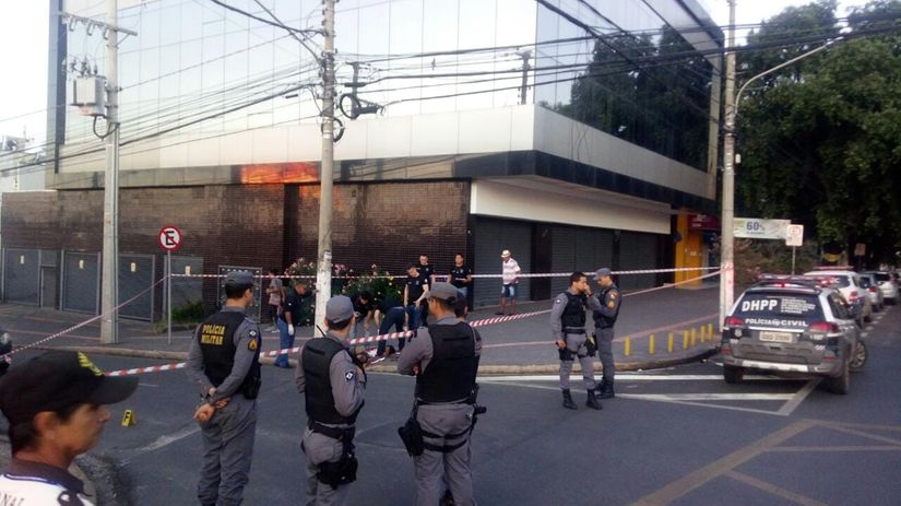 Mulher é assassinada com facada nas costas no meio da rua em Cuiabá