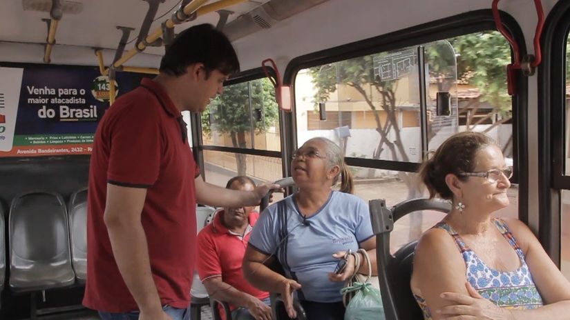Thiago Silva visita terminais de ônibus e ouve demandas da população
