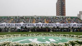 Queda de avião da Chapecoense completa um ano