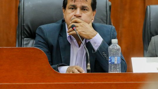 Adevair Cabral chora na tribuna e afirma que é vítima de perseguição política