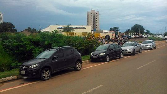 Por serviços do Detran, motoristas param à margem da antiga MT-270 e violam ciclofaixa