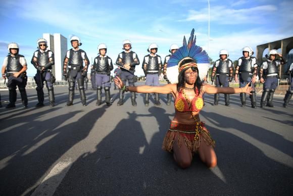 Pacificamente, 4 mil indígenas protestam em Brasília contra redução de direitos
