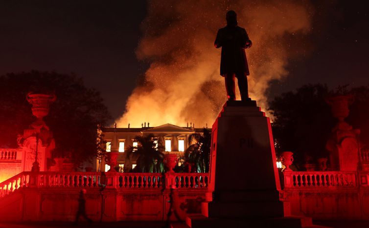 Incêndio no Rio é a maior tragédia museológica do país