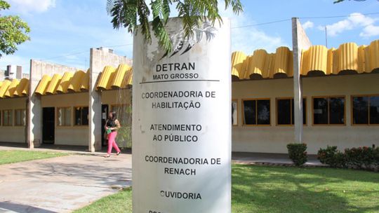 Jovem é preso após agredir e ameaçar examinador do Detran por ter reprovado
