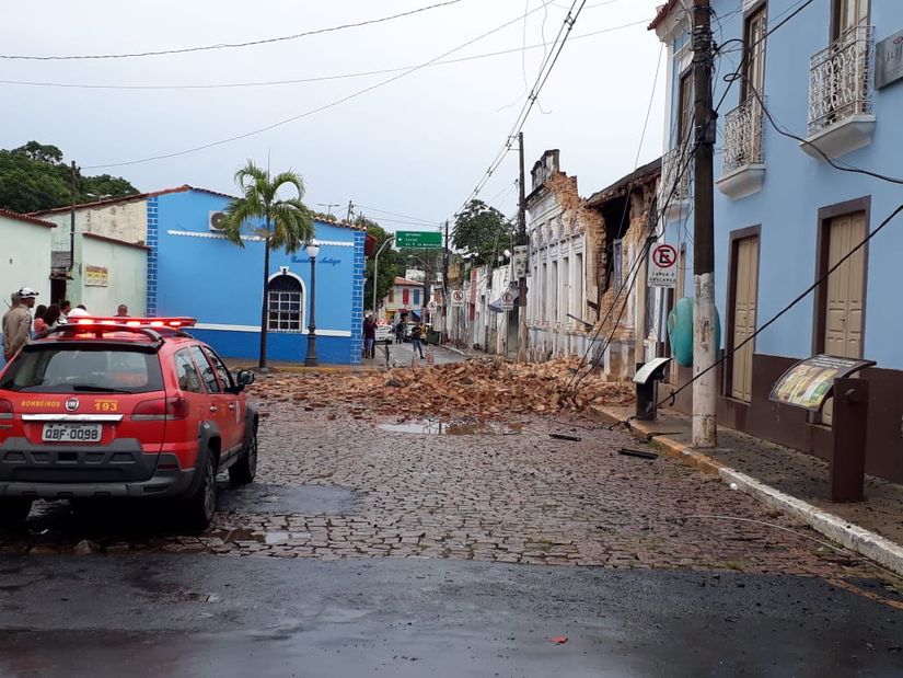 Forte chuva causa desabamento parcial de casarão no centro 