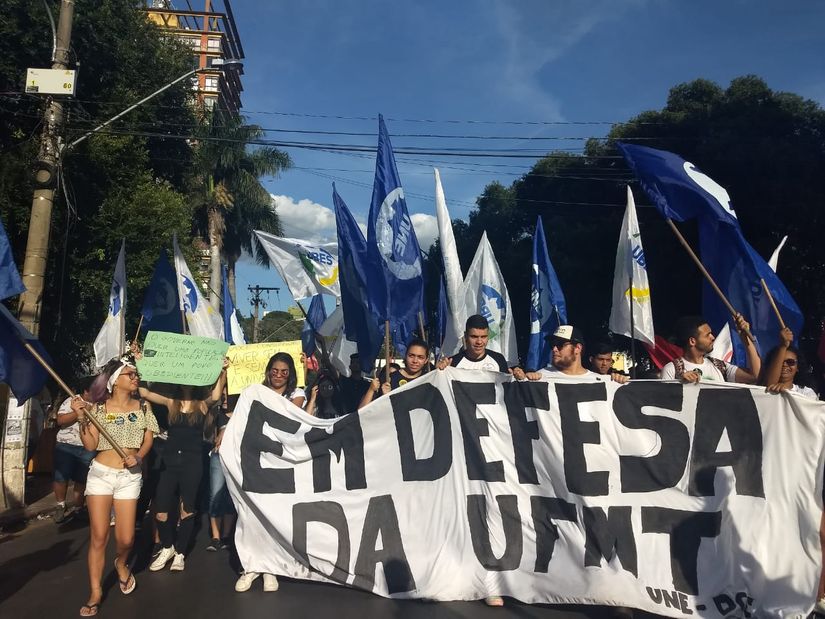 Estudantes manifestam contra governo Bolsonaro  e movimento ganha forças