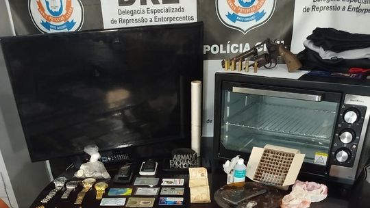 Dois são presos com carro roubado durante investigações de tráfico