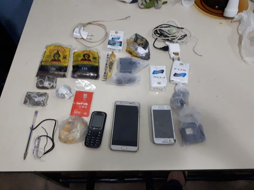 Agentes apreendem drogas e celulares durante revista no Pomeri