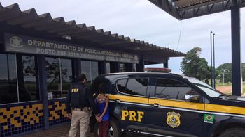 Passageira de ônibus é presa pela PRF com tabletes de maconha na mochila