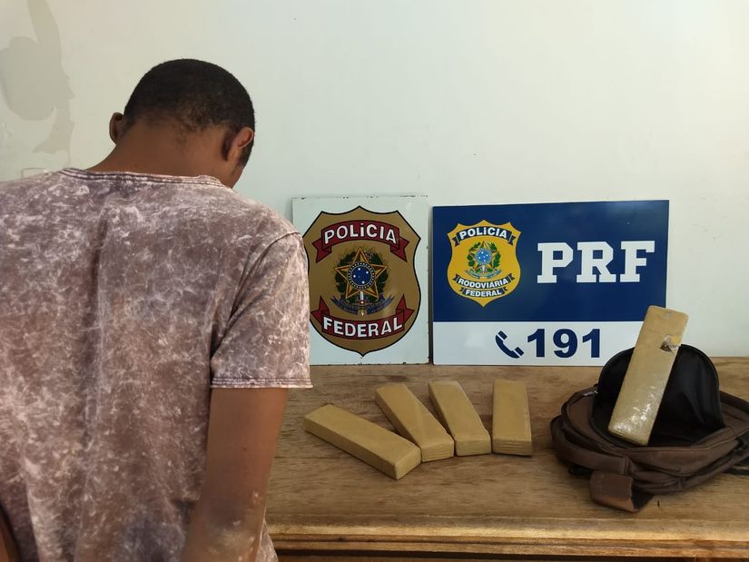 PRF e PF apreendem aproximadamente 5kg de maconha com passageiro de táxi