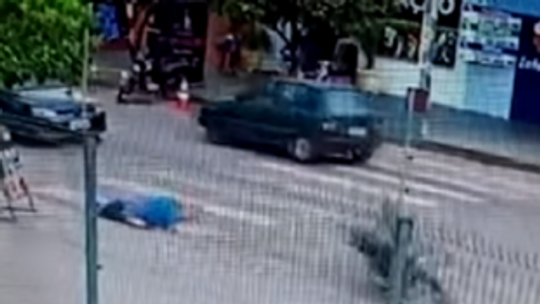 Vídeo registra idosa sendo atropelada por motociclista na faixa de pedestre