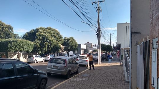 Guardas de trânsito estão autuando motoristas que "roubam" vaga de ônibus no centro de Rondonópolis