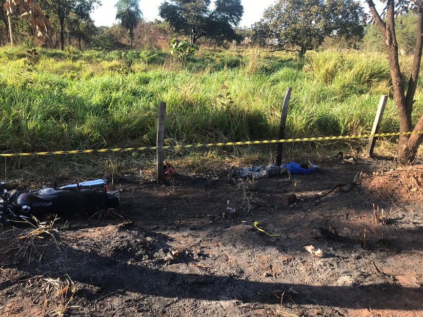 Motociclista é encontrado morto caído em acostamento de avenida em VG