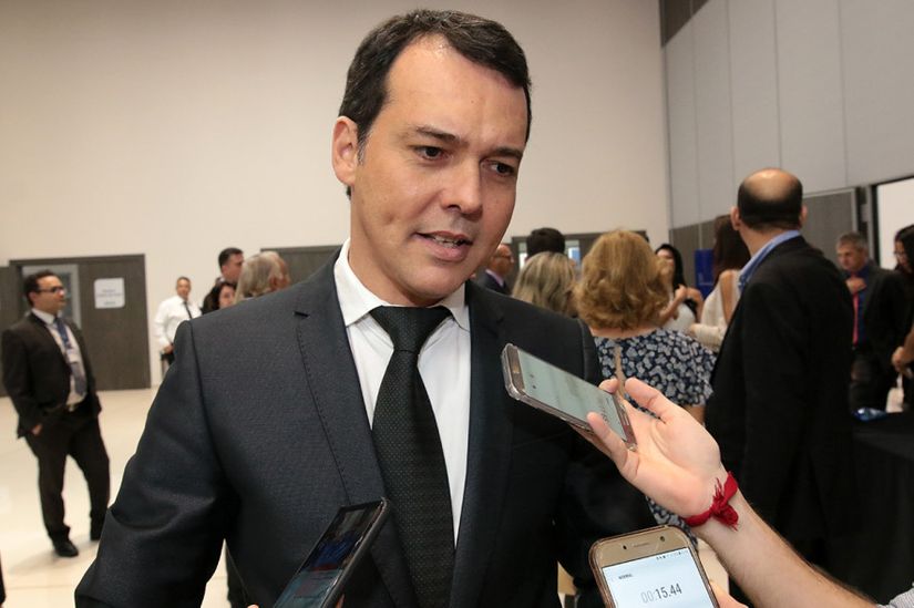 Lúdio Cabral afirma que governo tem recursos para atender professores