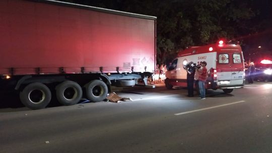 Jovem morre ao bater moto na traseira de caminhão parado na BR-364