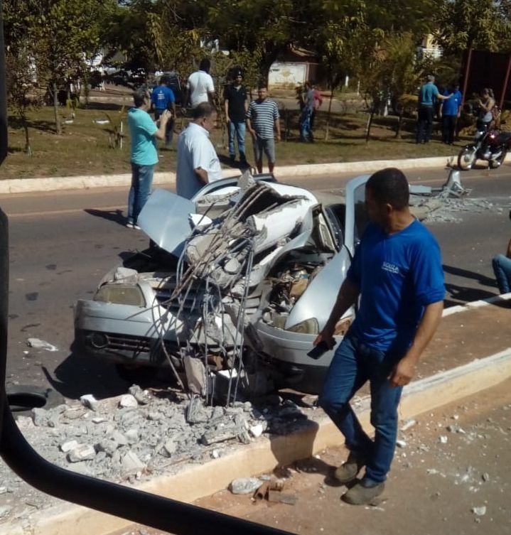 Poste cai em cima de carro após acidente entre veículos em Rondonópolis