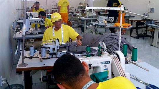 Penitenciária amplia capacidade de produção de ateliê de costura